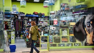 Návštevu otvorených obchodov zvážte, prosí Slovákov Mikasov úrad