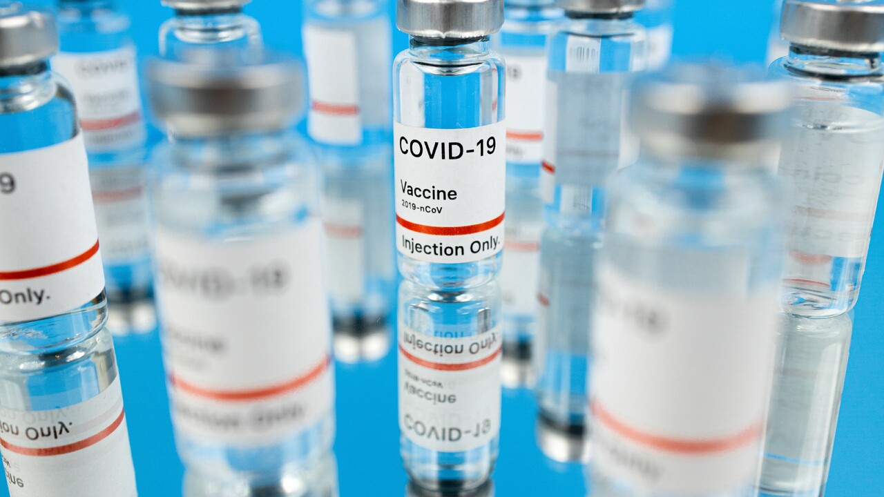 Závažná alergia na vakcínu COVID-19 býva, hoci zriedkavá. Nie všetky sa hlásia