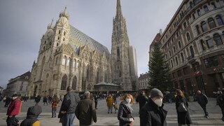 Rakúska polícia zatkla iba 16-ročného mladíka z Viedne. Na internete zverejňoval videá so zbraňami