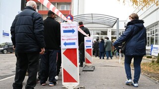 Počet hospitalizovaných ďalej klesá. Najviac nových nakazených hlási Bratislavský kraj