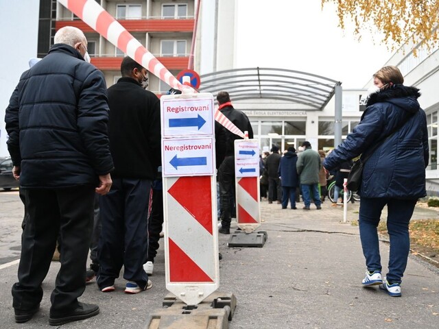 Nakazili sa tisíce ľudí, najvyšší nárast hlási Prešovský kraj. Hospitalizovaných pribudlo