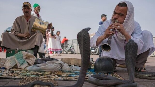 Rušno na námestí Djemaa el Fna v Marrákeši.