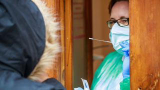 Nemecké laboratóriá majú problém. Pre vysoký počet nakazených nestíhajú vyhodnocovať výsledky PCR testov