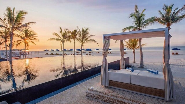 Bazén a hotelová pláž.