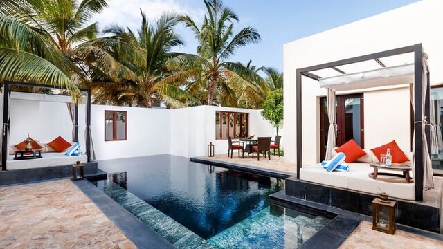 Hotelové vilky s bazénom.