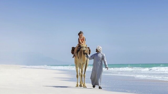 Jazda na ťave na pláži.