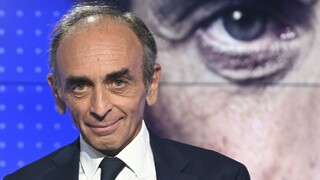 Bývalý kontroverzný novinár Zemmour chce byť francúzskym prezidentom, zatiaľ nemá dostatočnú podporu