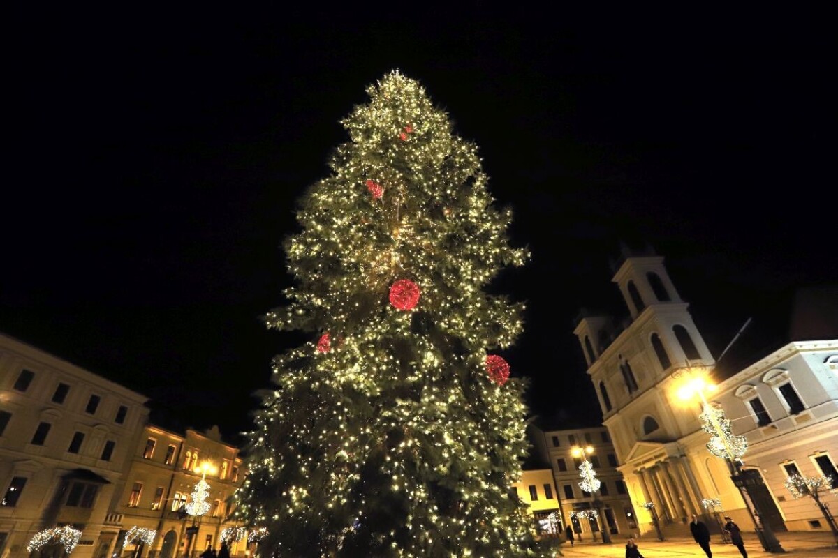 Rozsvietený vianočný strom na Námestí SNP v Banskej Bystrici.