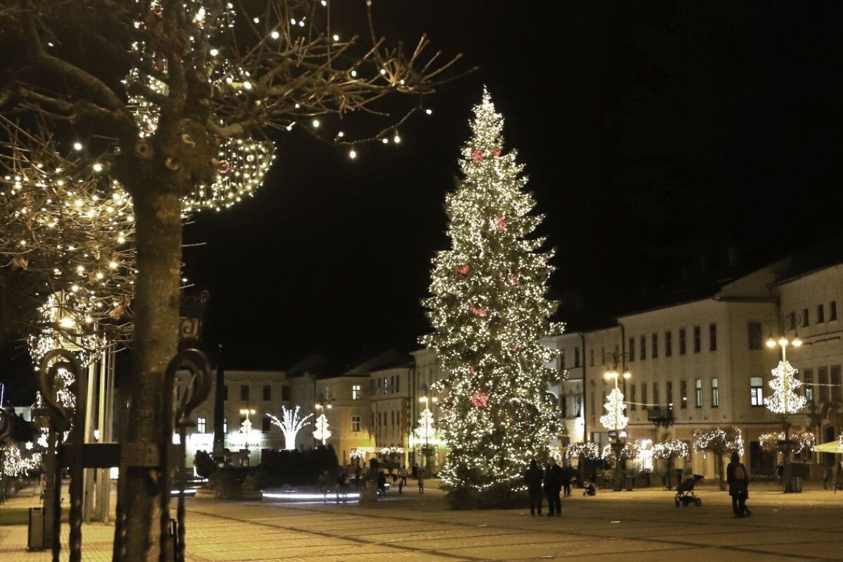 Rozsvietený vianočný strom na Námestí SNP v Banskej Bystrici.