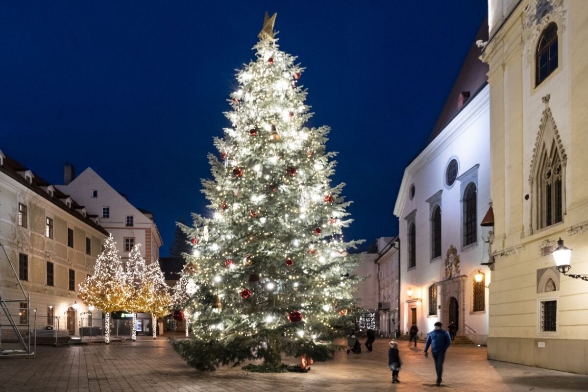 Vianočný strom na Hlavnom námestí v Bratislave.
