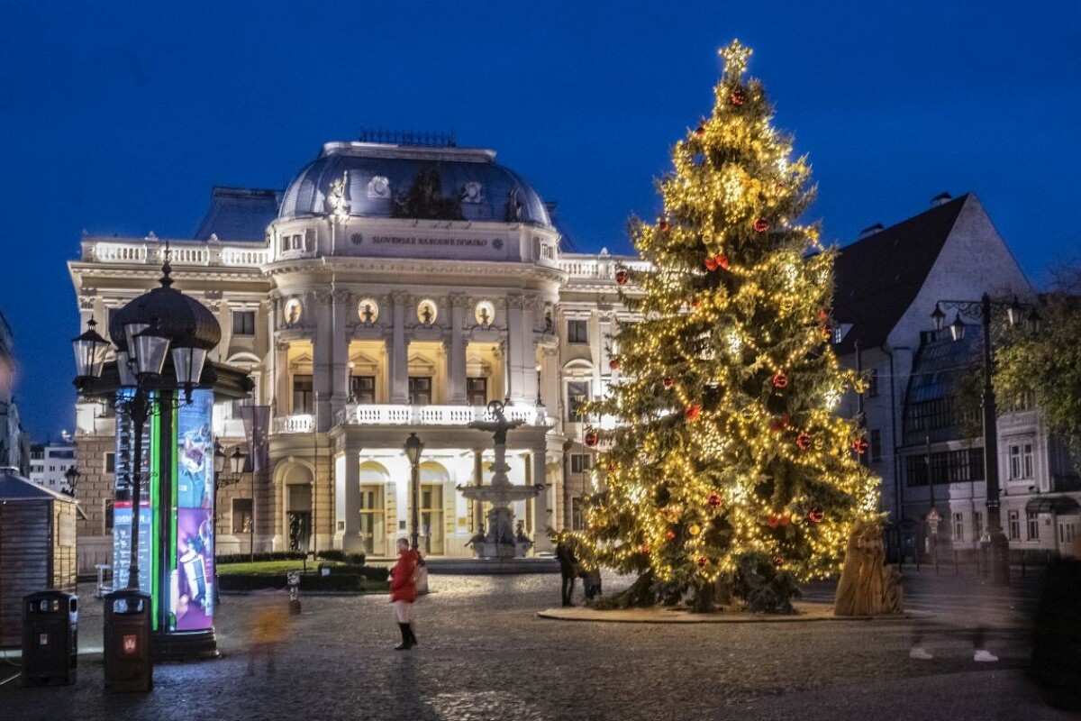 Vianočný strom na Hlavnom námestí v Bratislave.