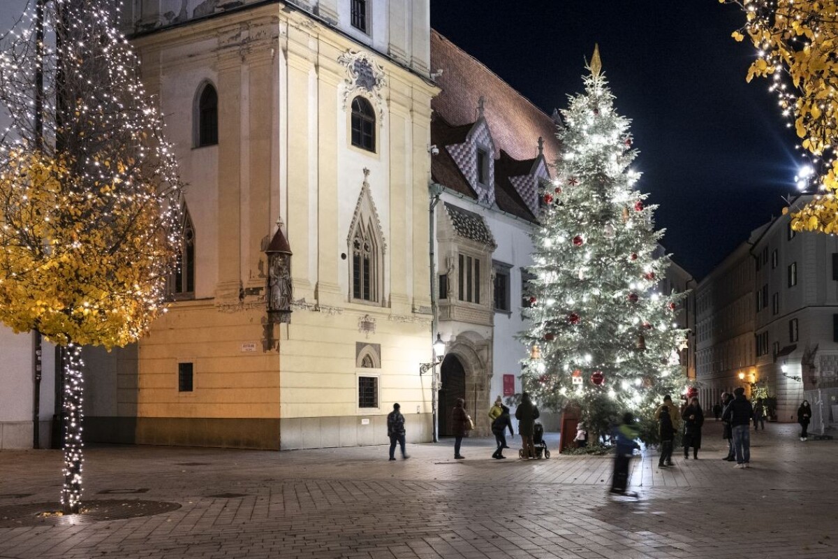 Vianočný strom na Hlavnom námestí v Bratislave.