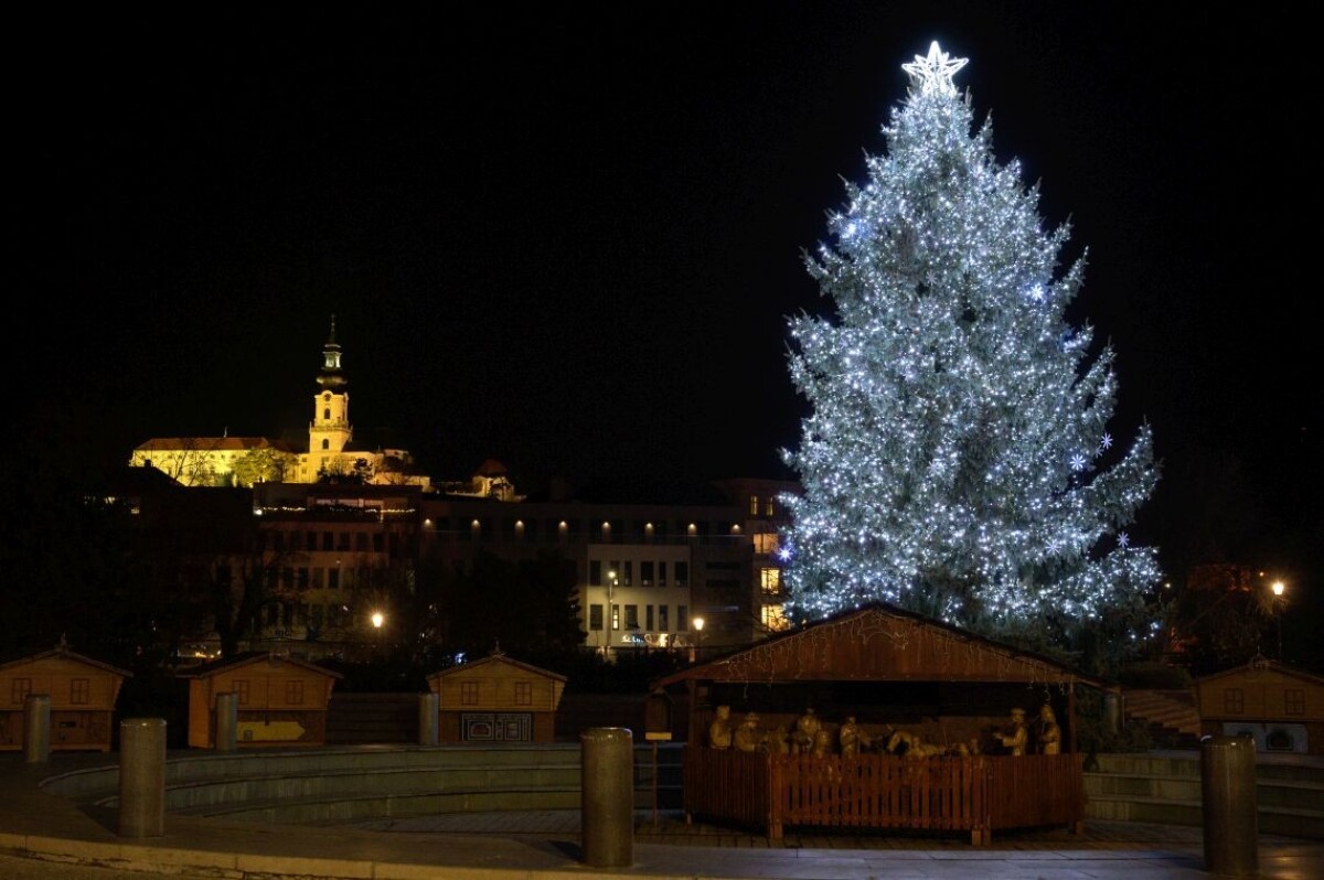 Vianočný strom na Svätoplukovom námestí v Nitre.