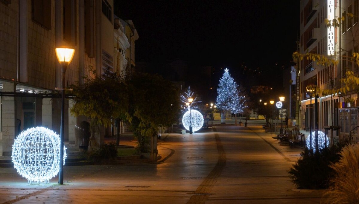 Vianočný strom na Svätoplukovom námestí v Nitre.
