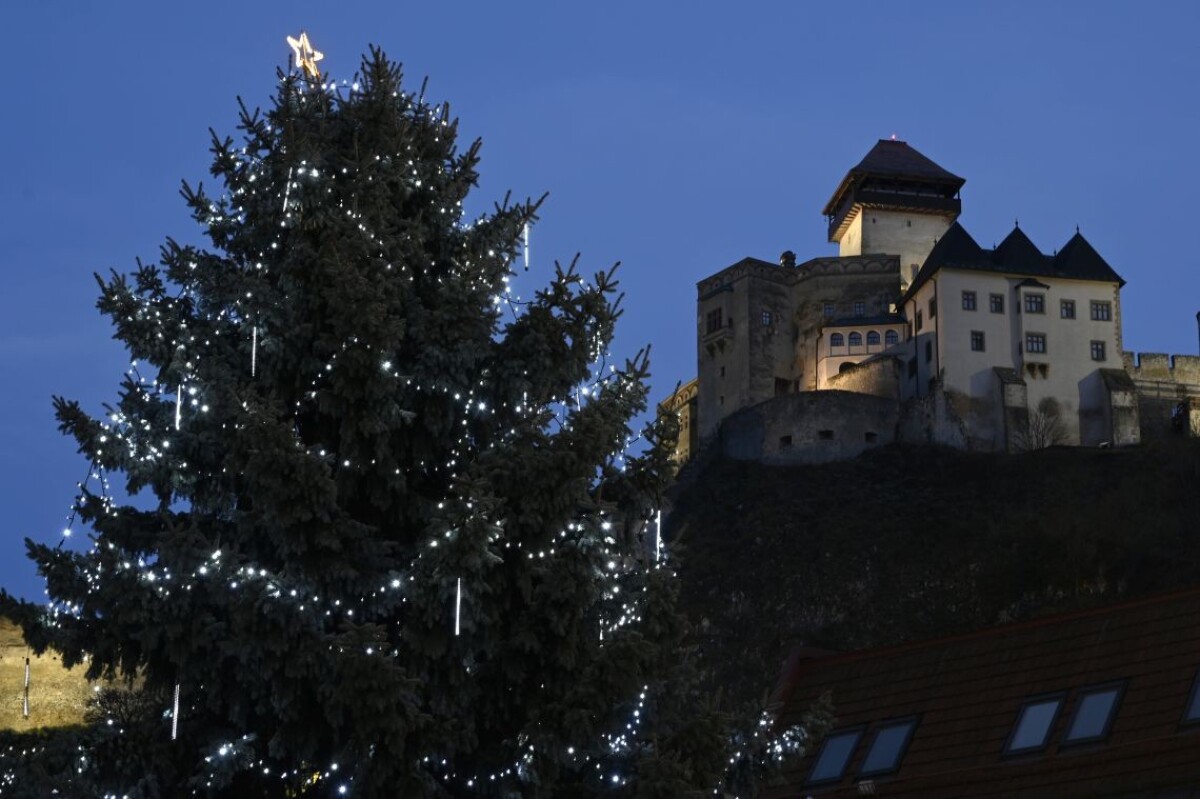 Rozsvietený vianočný strom na Mierovom námestí v Trenčíne.