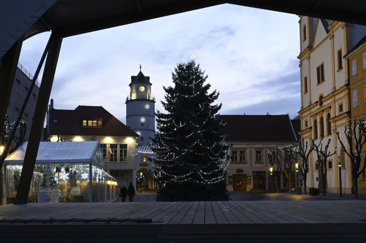 Rozsvietený vianočný strom na Mierovom námestí v Trenčíne.