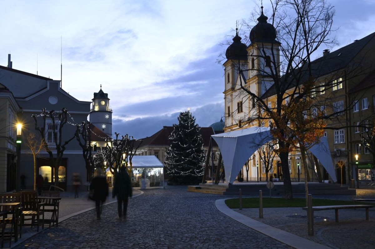 Rozsvietený vianočný strom na Mierovom námestí v Trenčíne.
