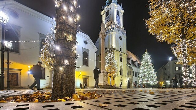 Vianočný strom na Hlavnom námestí v Bratislave.
