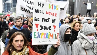 V centre Bruselu protestovali stovky ľudí, nepáčia sa im protipandemické opatrenia