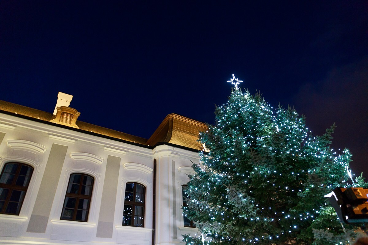 Rozsvietenie vianočného stromčeka pred prezidentským palácom