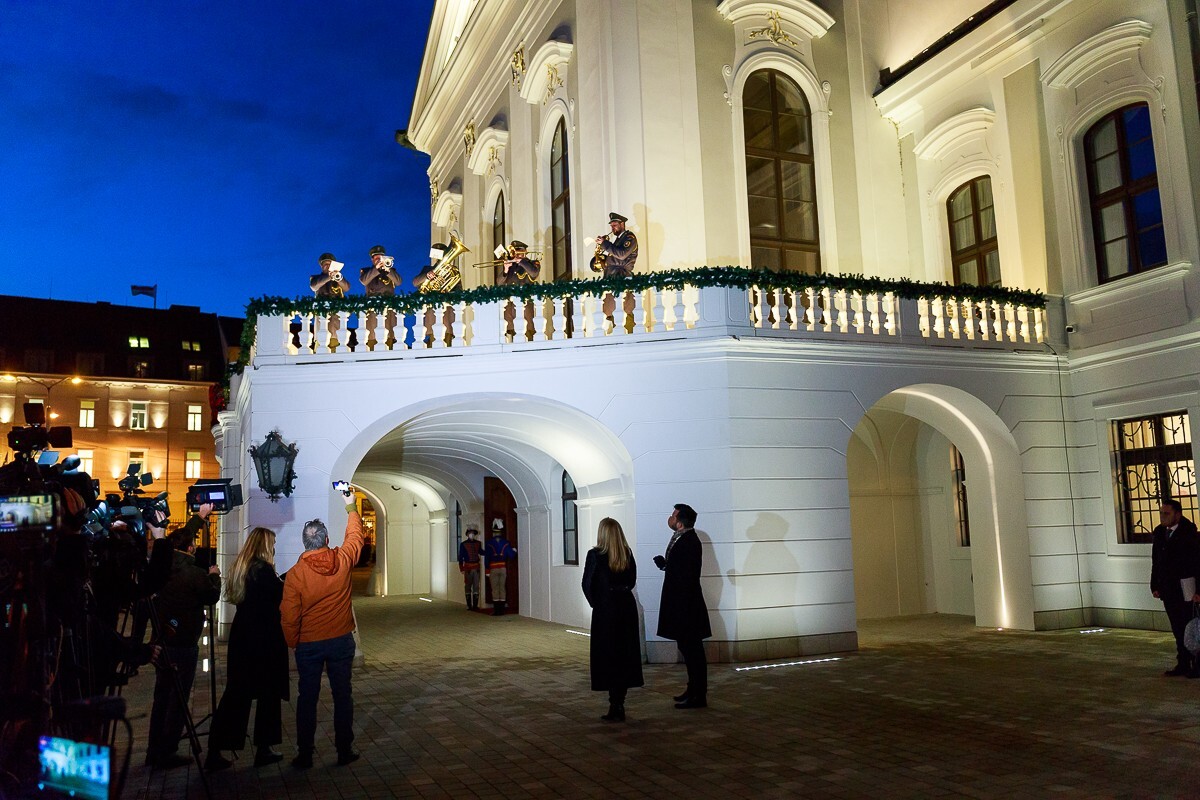 Rozsvietenie vianočného stromčeka pred prezidentským palácom