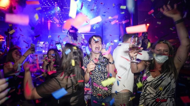 Anglicko ruší takmer všetky opatrenia, hoci eviduje vysoké počty nových prípadov