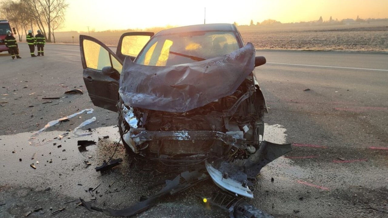 FOTO: Tretia tragická nehoda od začiatku decembra. Zrážku pri obci Baka neprežila 45 ročná vodička