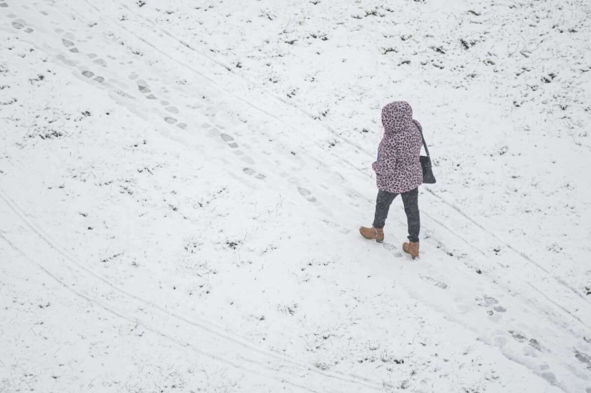 Zasnežené cesty čakali ľudí aj cestou do práce.