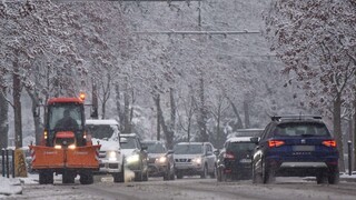 Na bratislavských cestách sa starali o poriadok aj traktory so snežným pluhom.