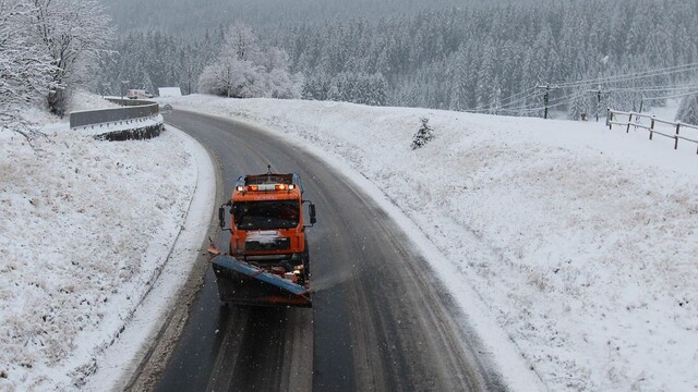 Zimná údržba ciest bude drahšia, cena posypového materiálu poriadne narástla