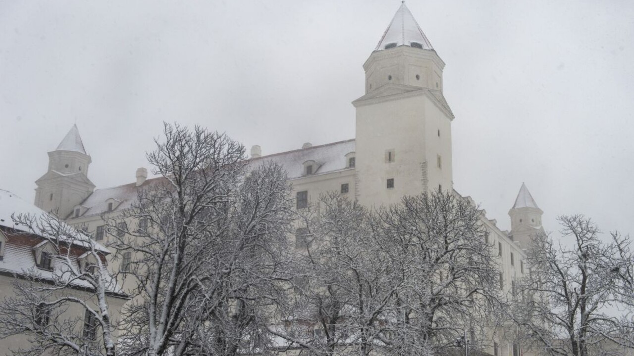 Bratislavský hrad počas hustého sneženia.