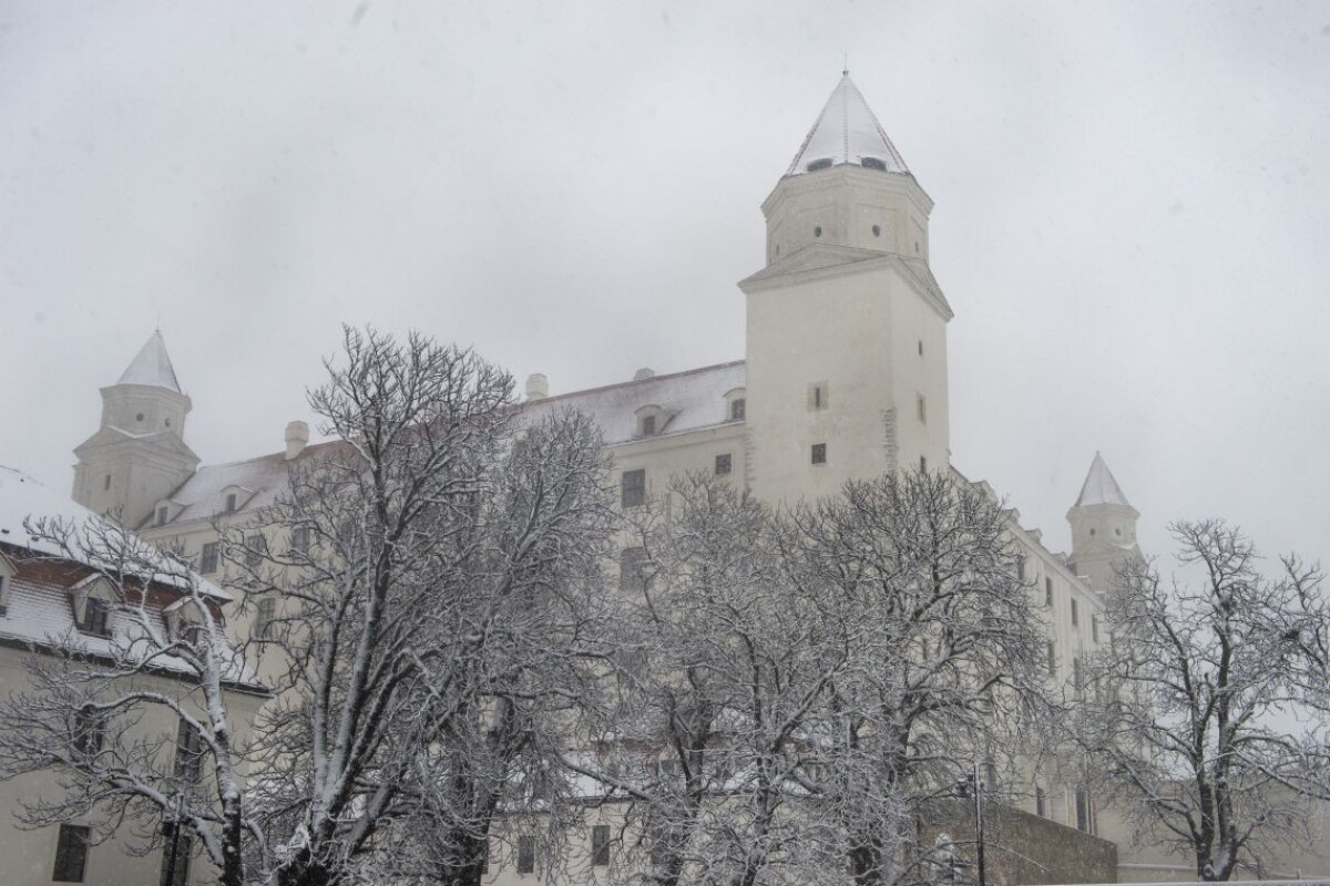 Bratislavský hrad počas hustého sneženia.