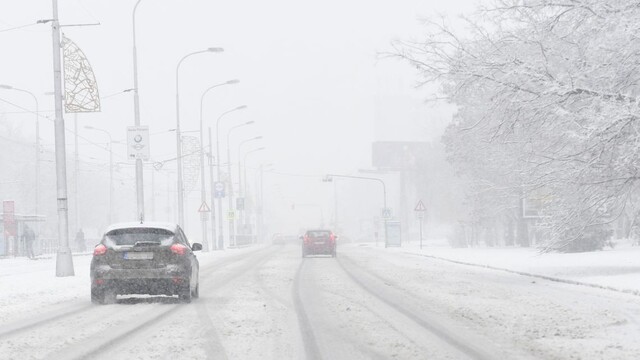Aj takto vyzerali bratislavské cesty vo štvrtok ráno.