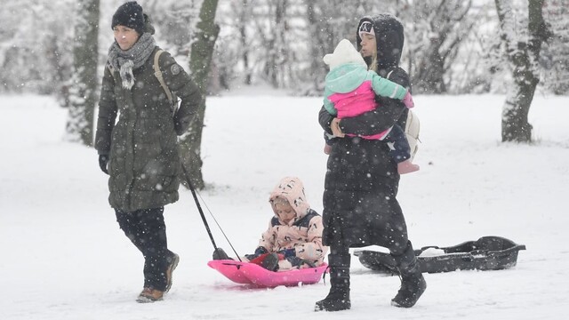Rodičia sa vybrali s deťmi užiť si snehovú nádielku.