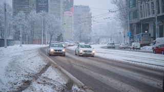 Situácia na cestách je nepriaznivá. V niektorých lokalitách sa vytvárajú snehové záveje