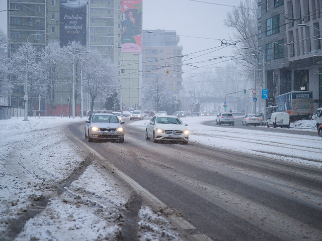 Situácia na cestách je nepriaznivá. V niektorých lokalitách sa vytvárajú snehové záveje