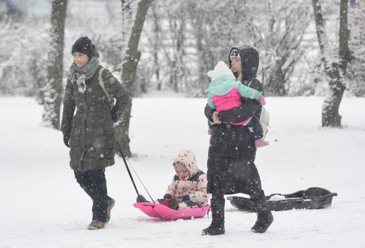 Rodičia sa vybrali s deťmi užiť si snehovú nádielku.