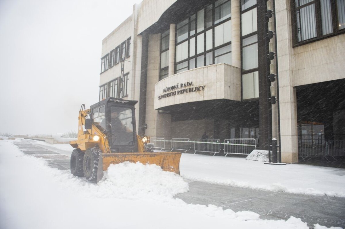 Odhŕňač pracoval aj pred budovou Národnej rady SR.