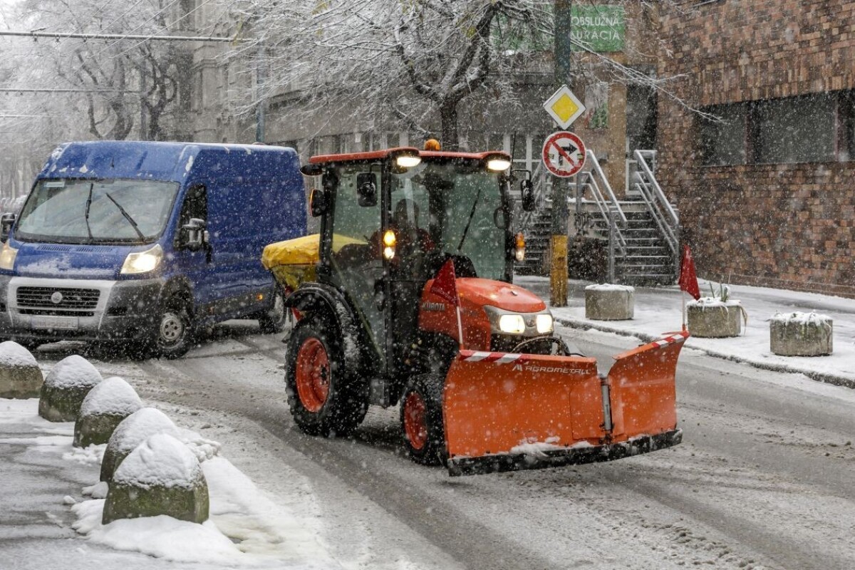 Cestári odpratávali sneh počas hustého sneženia v Bratislave.