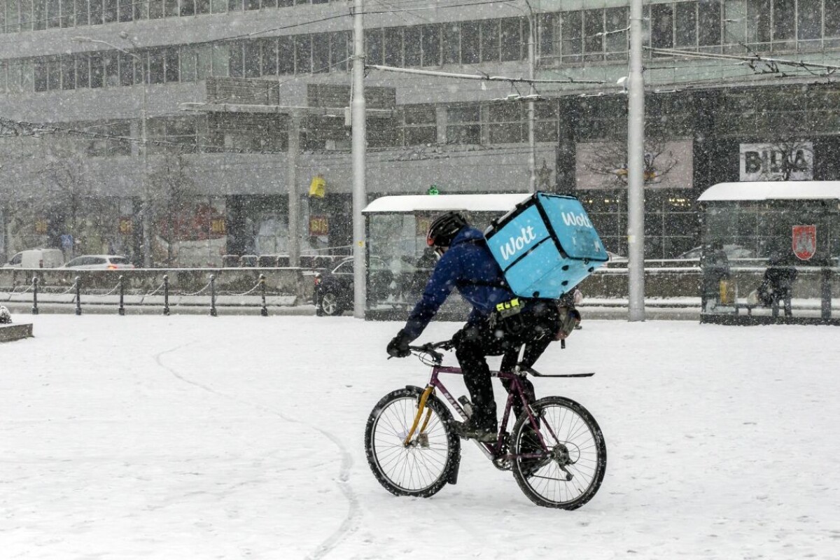 Bratislava zažíva poriadnu snehovú nádielku.