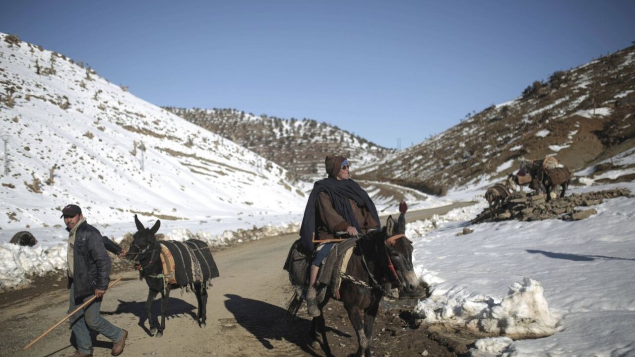 Dedinčania zostali s deťmi v horách odstrihnutí od sveta. Do izolácie ich uvrhol sneh