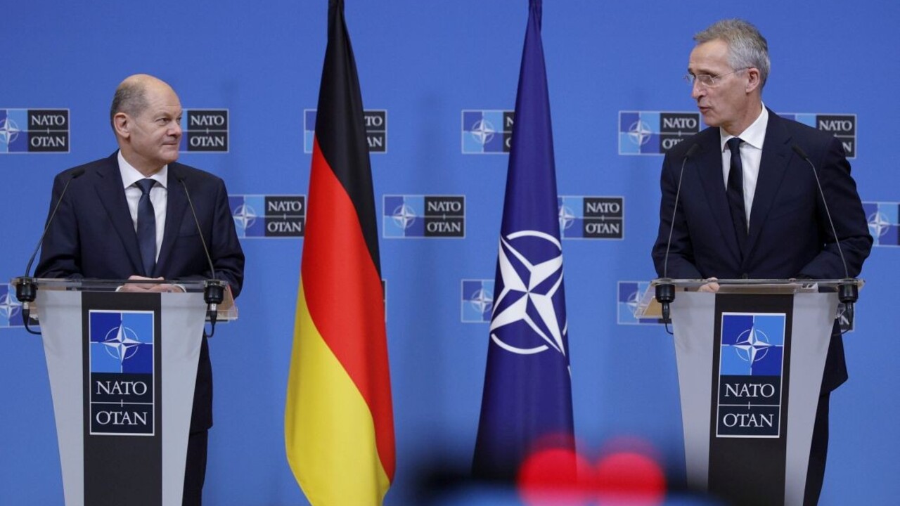 Vyzývame Rusko, aby sa vrátilo k diplomacii, vyhlásil generálny tajomník NATO po rokovaní s nemeckým kancelárom