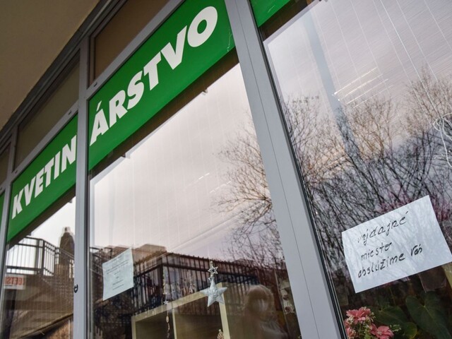 Kvetinárom už ostali len pohreby a predaj cez okienka, reťazce ďalej profitujú