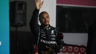 F1: Hamiltona v stredu pasujú za rytiera