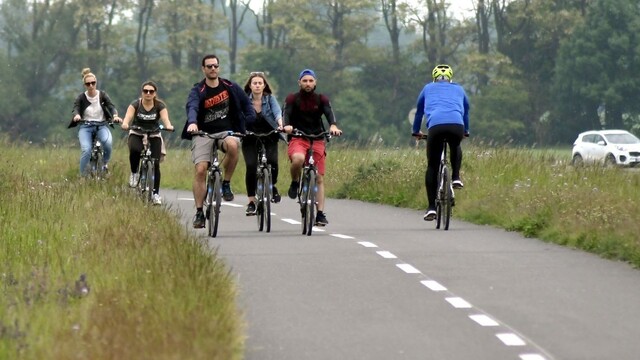 cyklisti bicyklovanie cyklotrasa hrádza Bratislava 1140px (TASR/Štefan Puškáš)