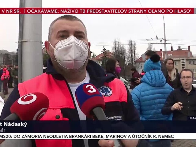 Záchranári protestovali pred parlamentom. Polícia dvoch z nich zatkla