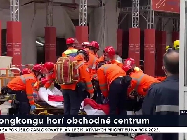 V nákupnom centre v Hongkongu vypukol požiar. Uviazlo tam viac ako 300 ľudí