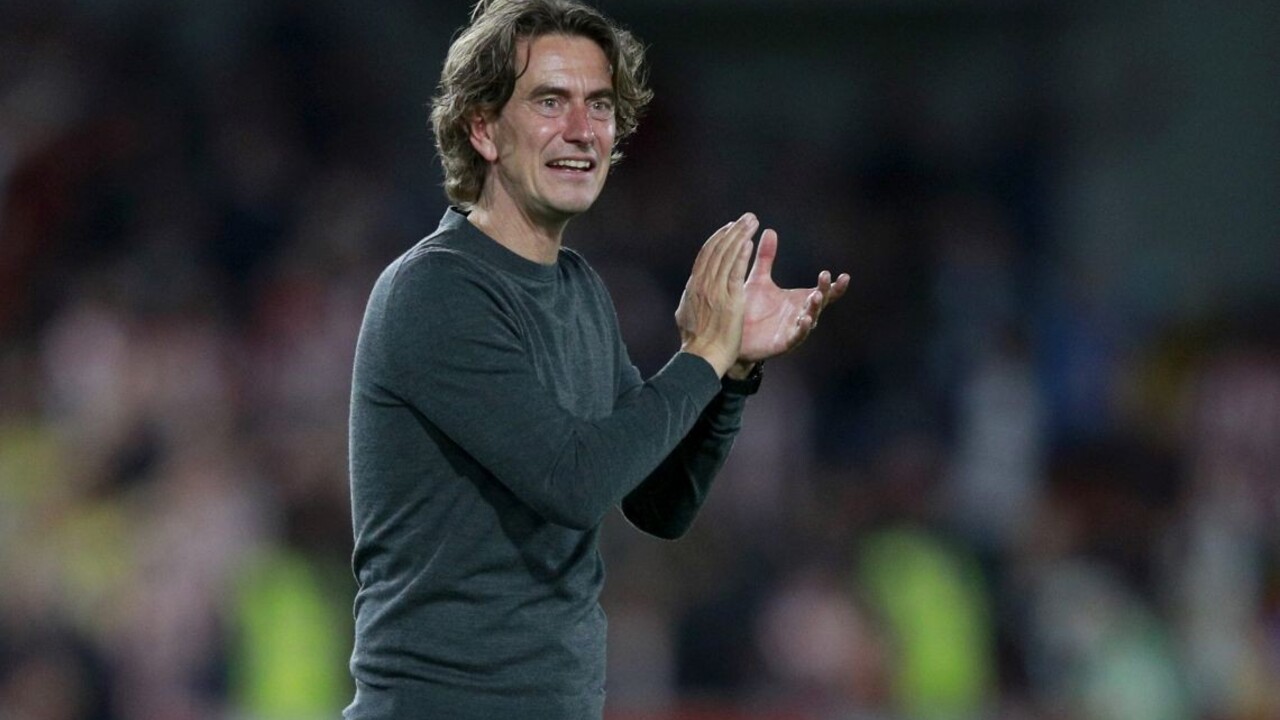 Covid komplikuje situáciu v Premier League čoraz viac. Tréner Brentfordu žiada odklad víkendového kola