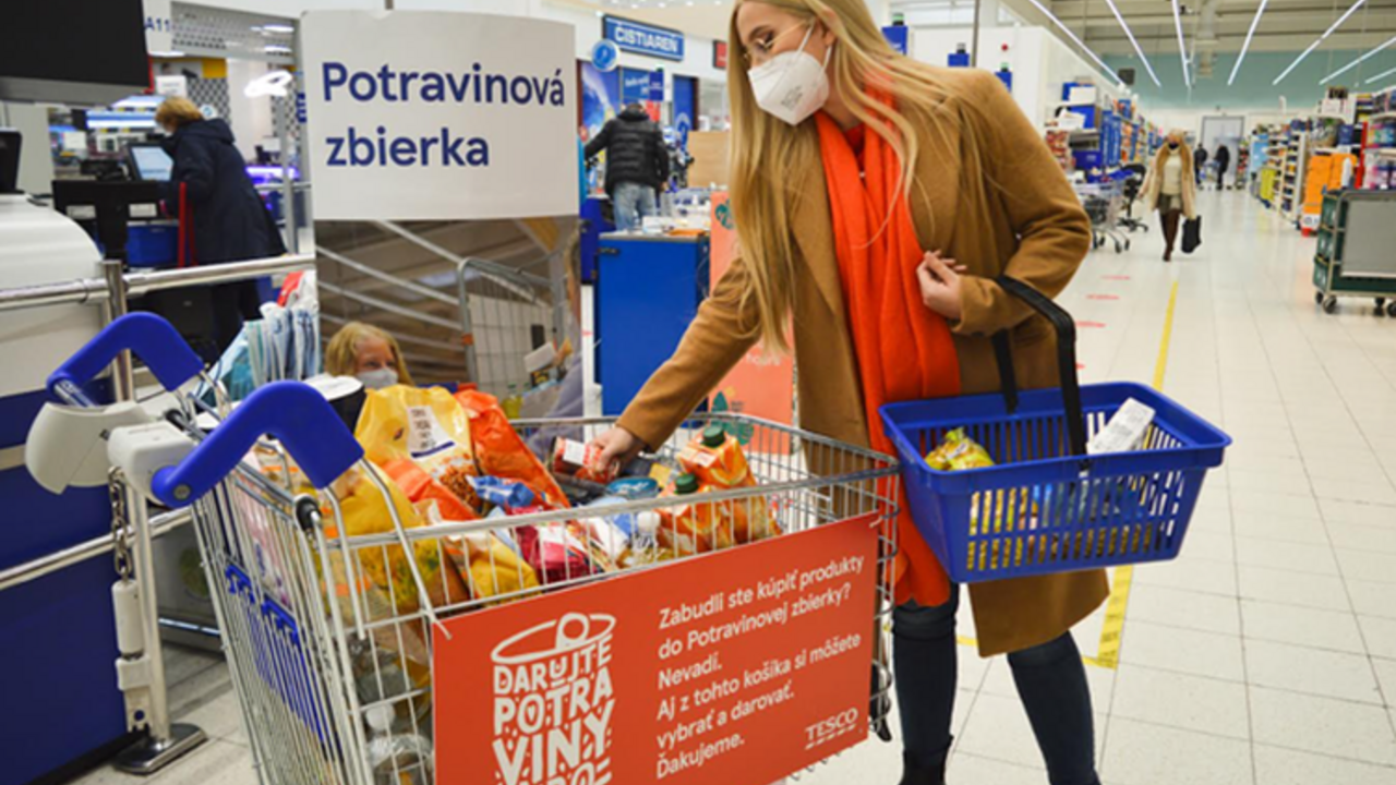 Tesco pomôže ľuďom v núdzi spolu so zákazníkmi, stihnú to ešte pred Vianocami