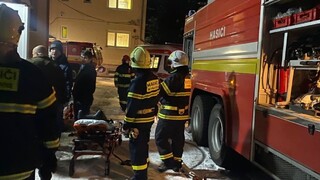 Tragédia na východe Slovenska. Pri požiari zomrel muž, ôsmi sa ťažko zranili